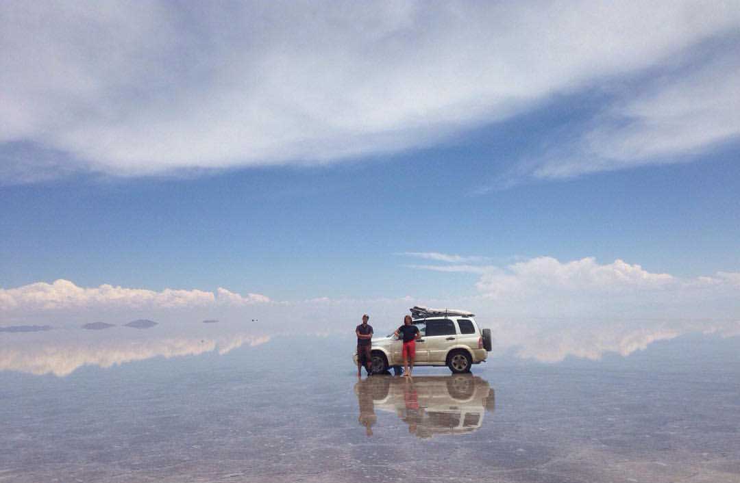 Tor y Rachi con la famosa Gran Vitara en el Salar de Uyuni, Bolivia, a principios del 2016.