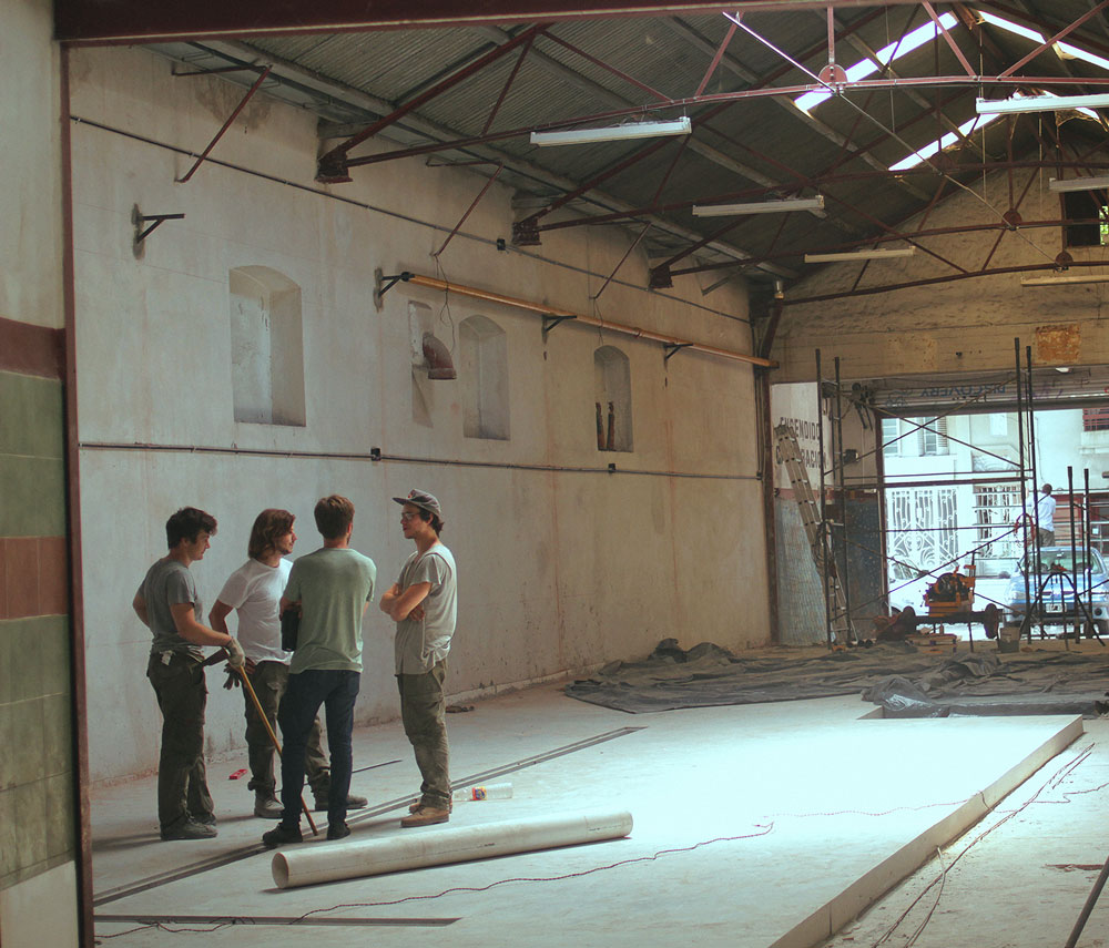 Håvi, Moti, Agus de Patria (fieles desde el principio!), y Rachi en el futuro bar, ex taller mecánico. PH: Charly de Patria.