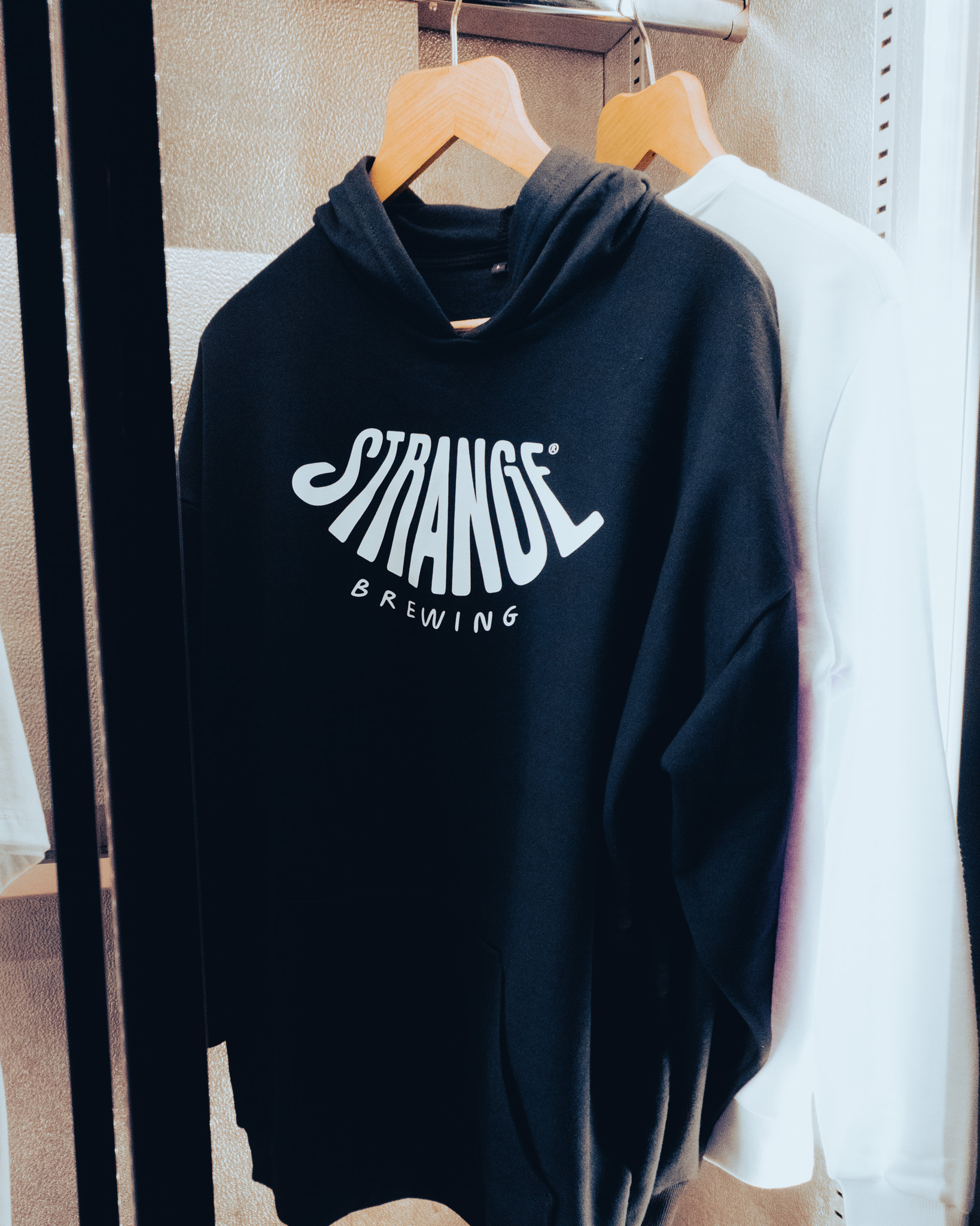 Hoodie negro (capucha) - Merch!